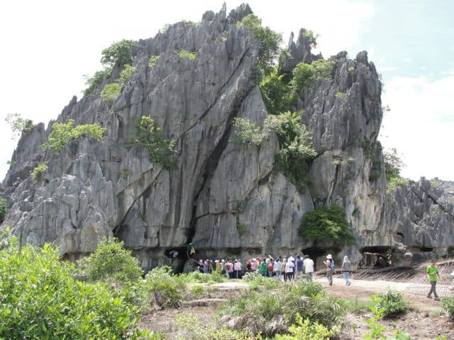 Khu du lịch Núi Đá Dựng là “ quà tặng đặc biệt “ của thiên nhiên dành Hà Tiên (Ảnh sưu tầm) Khu du lịch Núi Đá Dựng là “ quà tặng đặc biệt “ của thiên nhiên dành Hà Tiên (Ảnh sưu tầm)