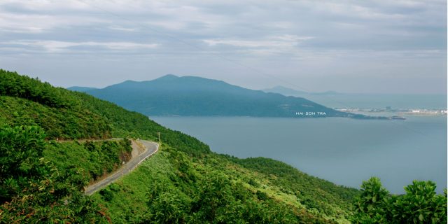 Đường đèo lên đỉnh núi Sơn Trà Đường đèo lên đỉnh núi Sơn Trà