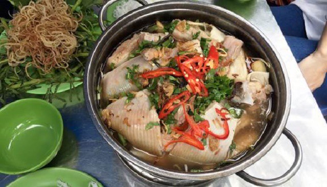 Những lát cá đuối được ăn cùng với những lọn rau vừa chín tới quyện thêm một lớp đậu váng ăn ngon vô cùng (Ảnh sưu tầm)