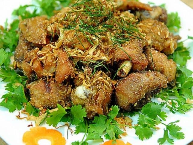 Gà rang muối khi đến khu du lịch sinh thái hồ Trại Tiểu Gà rang muối khi đến khu du lịch sinh thái hồ Trại Tiểu