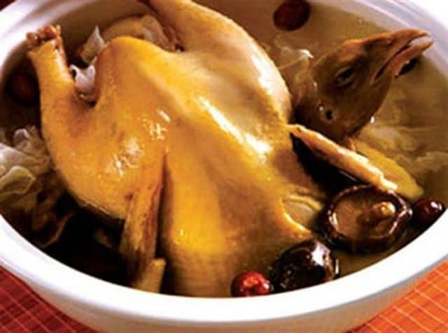 Gà tần món ăn bổ dưỡng khi đến tham quan hồ Trại Tiểu Gà tần món ăn bổ dưỡng khi đến tham quan hồ Trại Tiểu