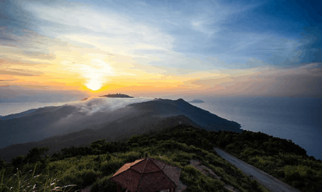 Hoàng hôn ảo diệu trên Đỉnh bàn cờ Sơn Trà Hoàng hôn ảo diệu trên Đỉnh bàn cờ Sơn Trà