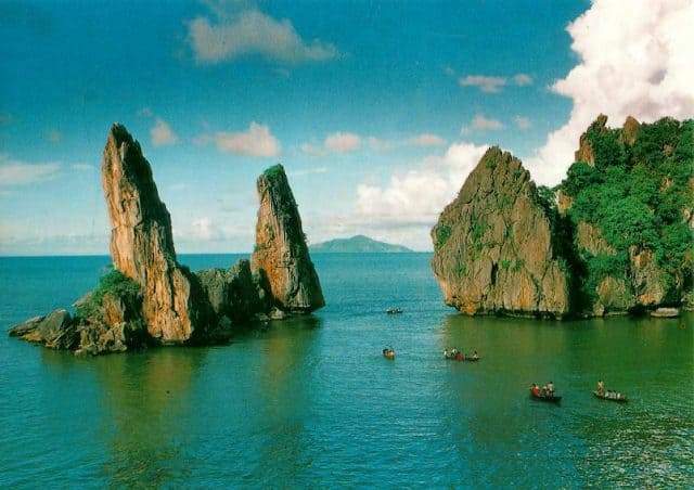 '..Hòn Phụ Tử như hai cha con đang quấn quýt bên nhau đầy quyến luyến '(Ảnh sưu tầm) '..Hòn Phụ Tử như hai cha con đang quấn quýt bên nhau đầy quyến luyến '(Ảnh sưu tầm)