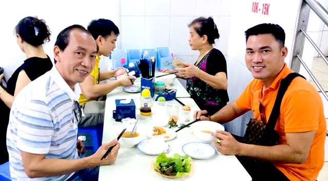 Thực khách vừa ăn bún chả vừa thưởng thức hương vị của nó