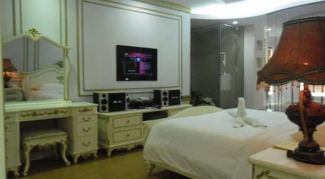 Khách sạn gần hồ Trại Tiểu: White Palace Hotel Khách sạn gần hồ Trại Tiểu: White Palace Hotel