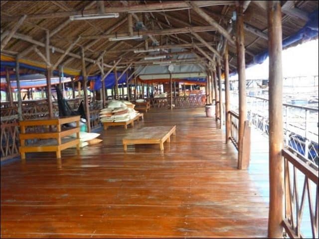 Không gian nhà hàng trên bè nổi Long Sơn Vũng Tàu (Ảnh: ST) Không gian nhà hàng trên bè nổi Long Sơn Vũng Tàu (Ảnh: ST)