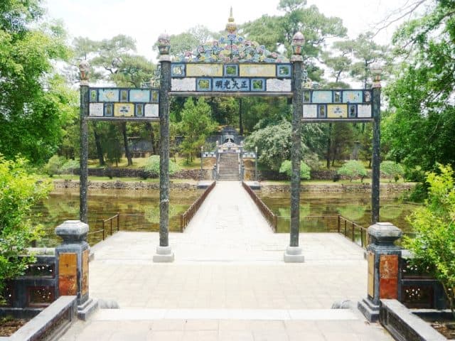 Kiến trúc đối xứng của lăng Minh Mạng