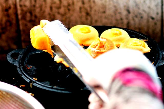 Thợ làm bánh tỉ mỉ từng chiếc nhỏ - món ăn ở Vũng Tàu này còn là đặc sản làm quà 