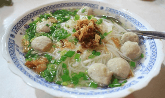 Món bánh canh bò viên là một món ăn ngon nổi tiếng ở quận 1 Món bánh canh bò viên là một món ăn ngon nổi tiếng ở quận 1
