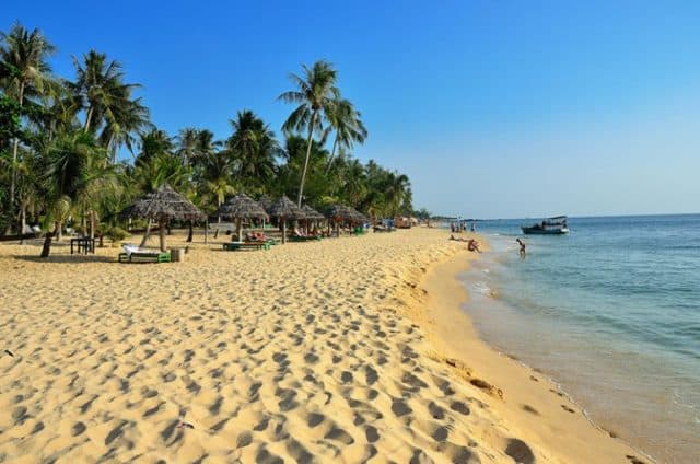 Sóng trên biển Mũi Nai nhè nhẹ vỗ về hòa quyện với những bãi cát trắng trải dài (Ảnh sưu tầm) Sóng trên biển Mũi Nai nhè nhẹ vỗ về hòa quyện với những bãi cát trắng trải dài (Ảnh sưu tầm)