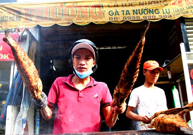 Người dân đi mua “lễ vật” cúng ngày vía thần tài (Ảnh: ST)