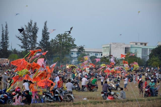 Người dân tụ tập tại bãi đất trống gần cầu Thủ Thiêm (Ảnh: ST) Người dân tụ tập tại bãi đất trống gần cầu Thủ Thiêm (Ảnh: ST)