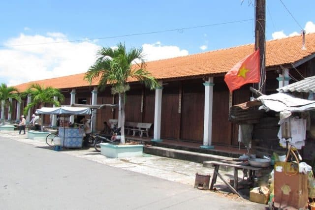 Nhà mái ngói cột hiên (Ảnh: ST) Nhà mái ngói cột hiên (Ảnh: ST)