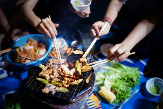 Thưởng thức món nướng ngoài trời (Ảnh: ST) Thưởng thức món nướng ngoài trời (Ảnh: ST)