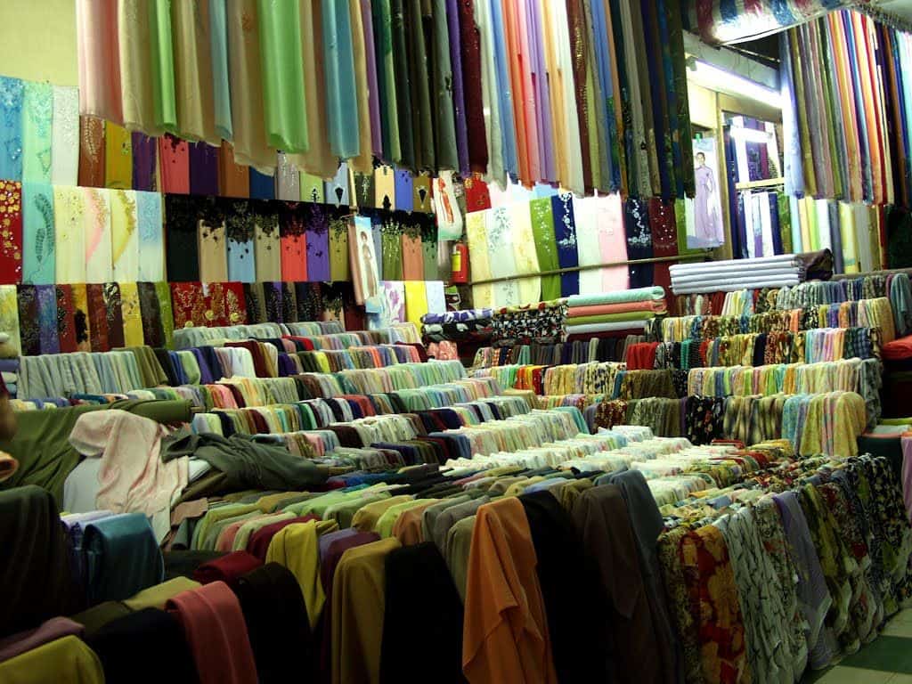 Chợ Đông Ba - Sạp bán vải với nhiều lựa chọn đa dạng cho áo dài Huế