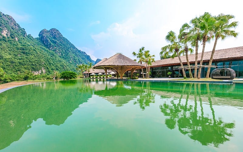 Hồ bơi xanh mướt tại Serena Resort