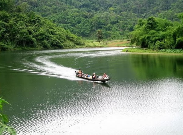 Sông Giăng nước chảy yên bình tại Pù Mát Sông Giăng nước chảy yên bình tại Pù Mát