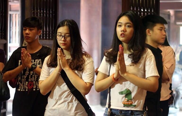 Dâng hương trong Văn Miếu Quốc Tử Giám (ảnh sưu tầm)