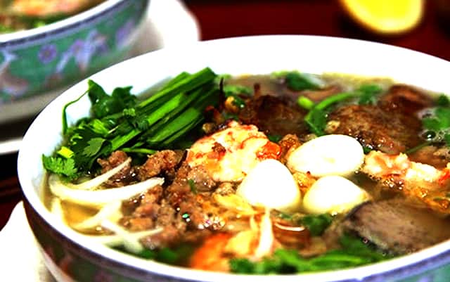 Nhìn tô hủ tiếu đưa hương vô cung ngon mắt (Ảnh: ST)