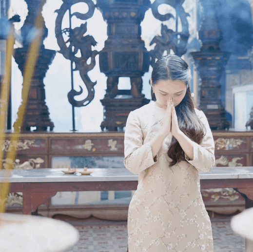 Người dân đến cầu khấn (sưu tầm) Chùa Bà Thiên Hậu