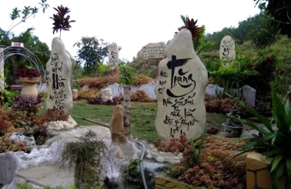 Những bài thơ được khắc trên những tảng đá lớn (Ảnh sưu tầm)