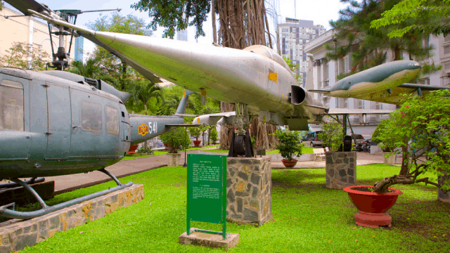 Khu vực triển lãm ngoài trời trong Bảo tàng Thành phố Hồ Chí Minh Khu vực triển lãm ngoài trời trong Bảo tàng Thành phố Hồ Chí Minh