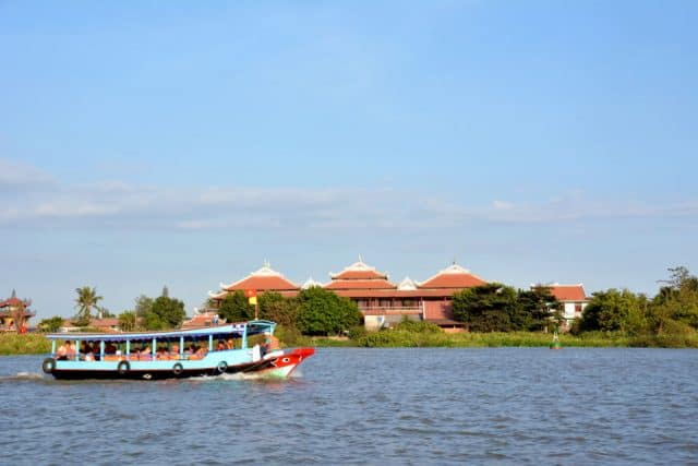 Chùa Châu Đốc 3 tọa lạc trên cù lao Long Bình giữa sông Đồng Nai 