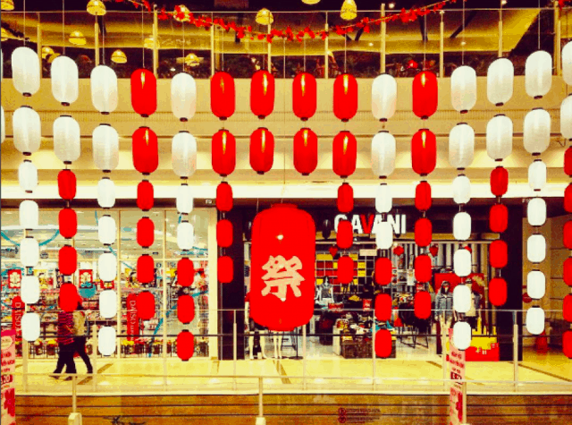 Trang trí lồng đèn bên trong AEON Mall Bình Tân