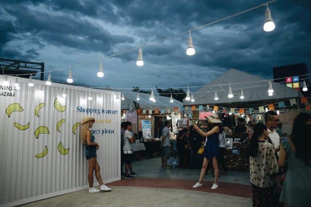 Tạo dáng cùng photo booth tại chợ phiên Đà Nẵng 01