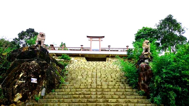 Bậc đá tại Chùa Linh Quy Pháp Ấn Bậc đá tại Chùa Linh Quy Pháp Ấn