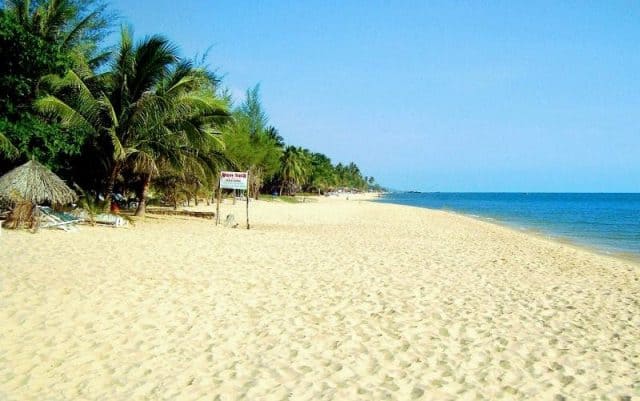 Đường bờ biển dài đến 20 km Đường bờ biển dài đến 20 km