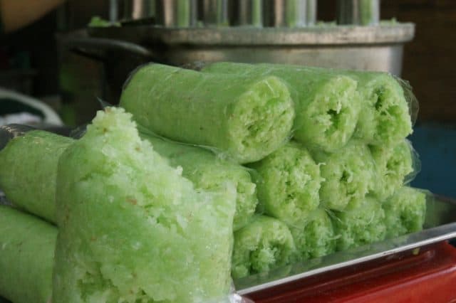 Bánh ống lá dứa nổi tiếng khắp vùng Bánh ống lá dứa nổi tiếng khắp vùng