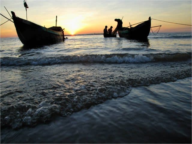 Những chiếc thuyền chở đầy hải sản ở biển Thuận An 