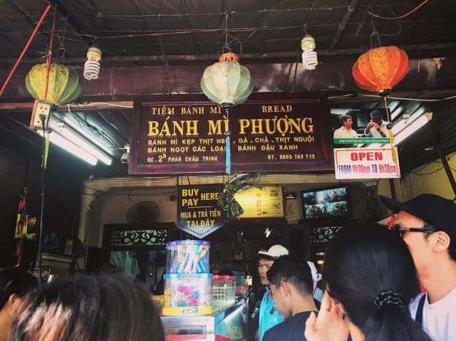 Du khách đứng xếp hàng mua bánh mì Đà Nẵng cô Phượng 