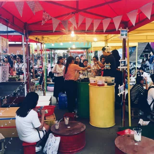 Các gian hàng phục vụ ăn uống tại chợ phiên Đà Nẵng 