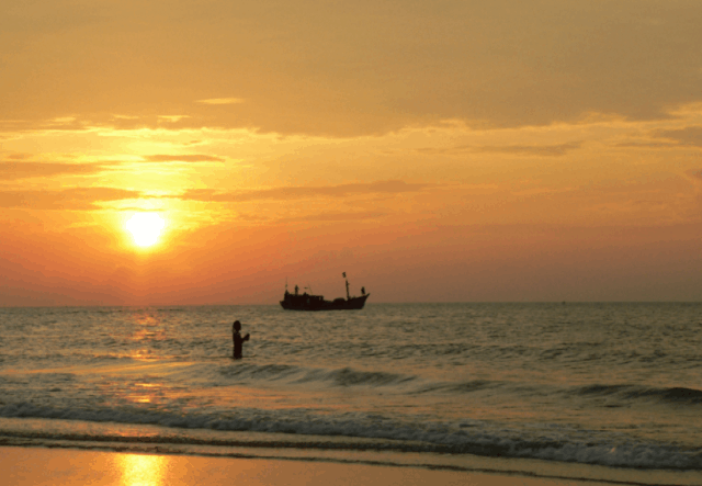 Khung cảnh bãi biển Vọng Nguyệt lúc hoàng hôn