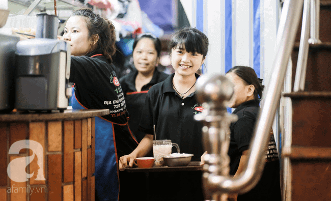 Chè ở đây không chỉ ngon mà phục vụ cũng rất dễ thương