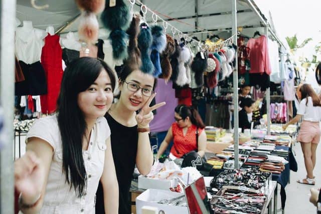 Chủ shop kinh doanh tại chợ phiên Đà Nẵng