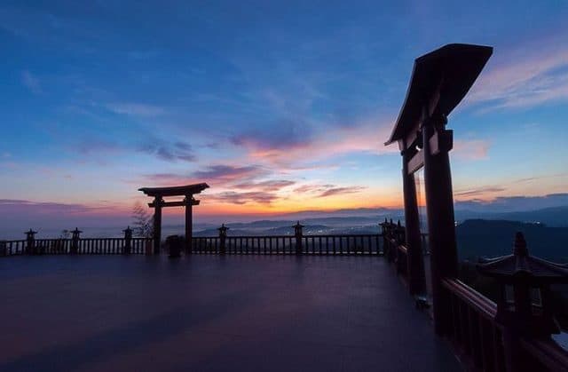 Cánh cổng Thần Đạo tại chùa Linh Quy Pháp Ấn Cánh cổng Thần Đạo tại chùa Linh Quy Pháp Ấn