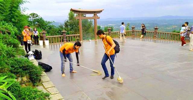 Giữ gìn vệ sinh chung tại Chùa Linh Quy Pháp Ấn Giữ gìn vệ sinh chung tại Chùa Linh Quy Pháp Ấn