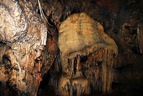 Khắp nơi trong động đều có nhũ đá động Từ Thức Khắp nơi trong động đều có nhũ đá động Từ Thức