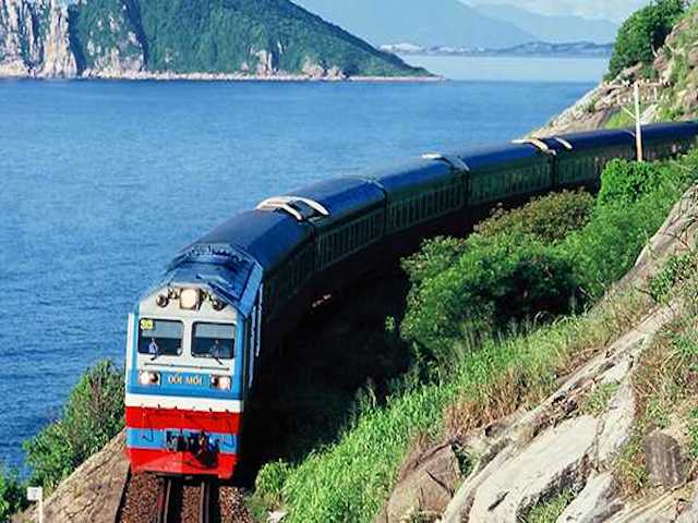 Di chuyển tàu hỏa đến khu di tích lịch sử Kim Liên 