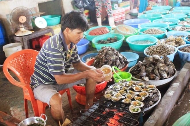 Bạn có thể nhờ người dân ở đây chế biến hộ để có một buổi “nhậu” đơn giản bên bãi biển Bạn có thể nhờ người dân ở đây chế biến hộ để có một buổi “nhậu” đơn giản bên bãi biển
