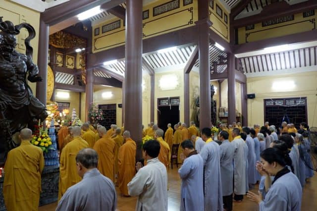 Chư tăng, phật tử cử hành nghi lễ ở đại điện Chư tăng, phật tử cử hành nghi lễ ở đại điện