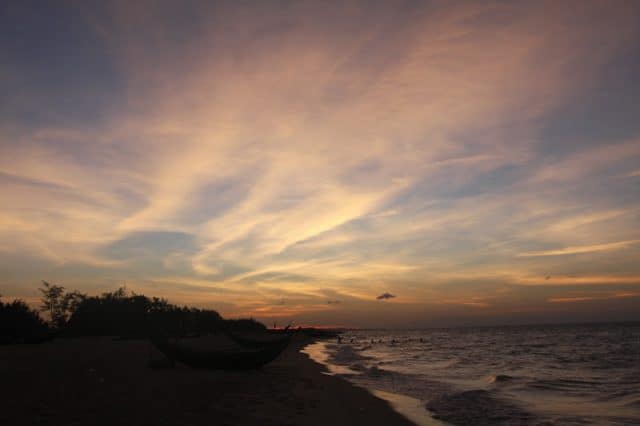 Hoàng hôn trên biển Thuận An ở Huế 
