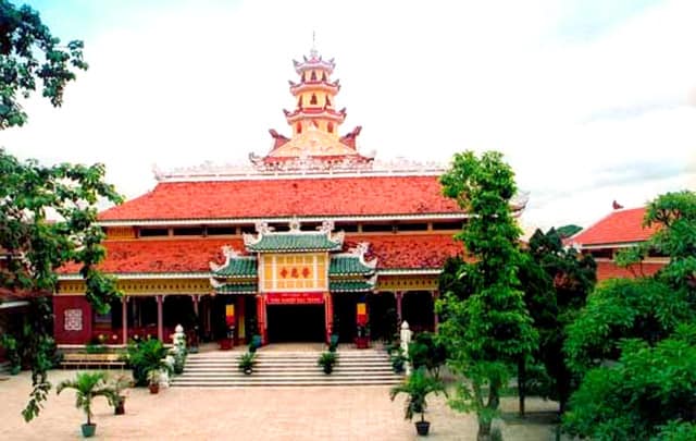 Khuôn viên nhiều cây xanh thoáng mát Khuôn viên nhiều cây xanh thoáng mát