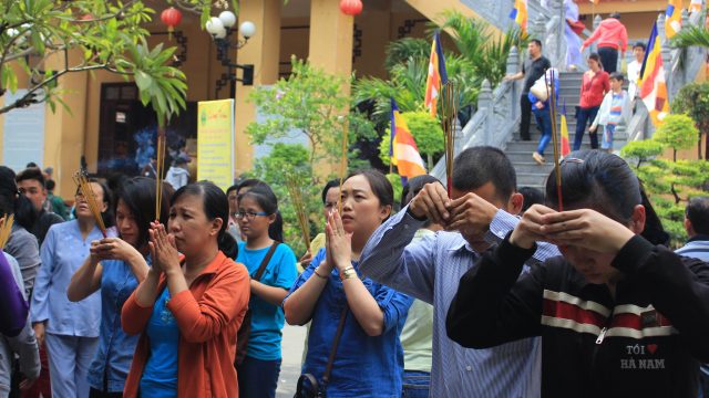 Người dân đến lễ chùa Người dân đến lễ chùa