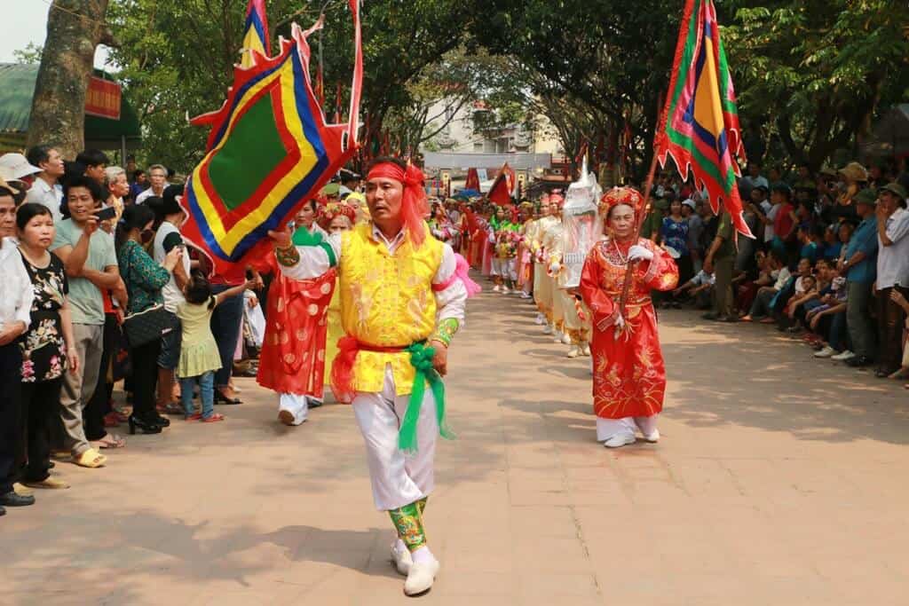 Tưng bừng lễ hội đền Đô