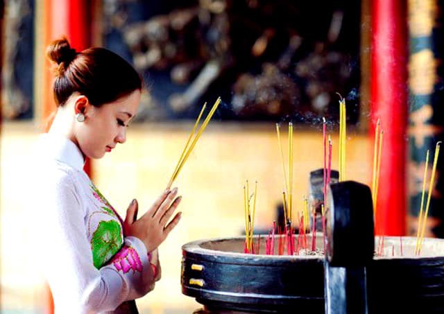 Thành kính chiêm bái đức Phật Thành kính chiêm bái đức Phật