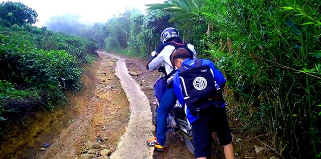 Lối lên chùa Linh Quy Pháp Ấn Lối lên chùa Linh Quy Pháp Ấn